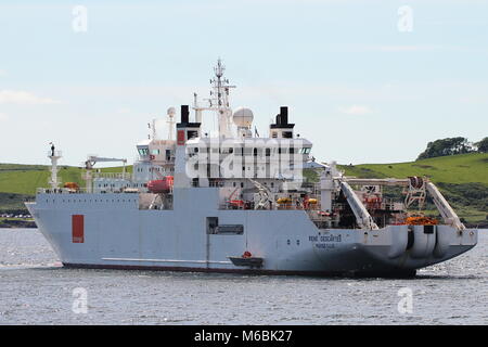 Arancione della marina di posa del cavo nave Rene Descartes off Largs sul Firth of Clyde. Foto Stock