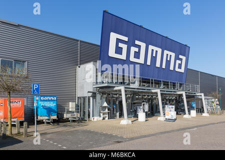 La facciata della costruzione del mercato una gamma con la creazione di strumenti e apparecchiature Foto Stock