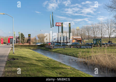 Parcheggio vicino autostrada olandese con un fast food ristoranti Foto Stock