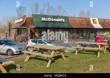 Parcheggio vicino autostrada olandese con Mc Donald's un fast food ristorante Foto Stock