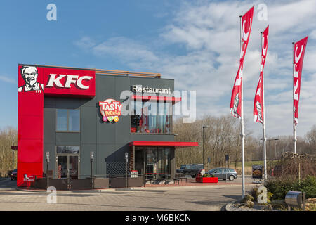 Parcheggio vicino autostrada olandese con KFC un fast food ristorante Foto Stock