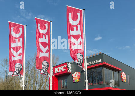 Parcheggio vicino autostrada olandese con KFC un fast food ristorante Foto Stock