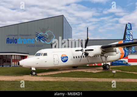 Olandese museo aviaton Aviodrome vicino a Lelystad Airport con il Fokker50 aeroplano Foto Stock