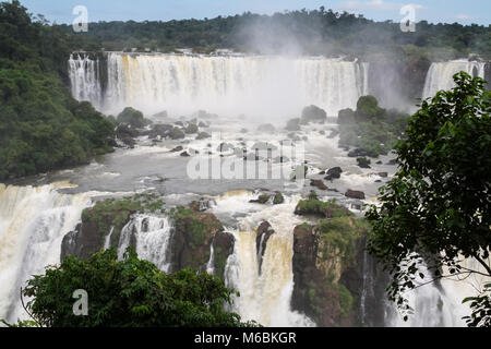 Cascate di Iguassù - Il più grande sistema di cascate nel mondo Foto Stock