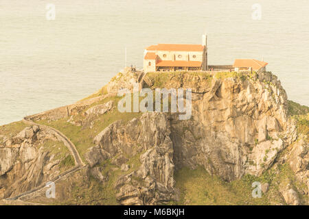 Per accedere alla chiesa di San Juan de Gaztelugatxe dovete salire 241 scale Foto Stock