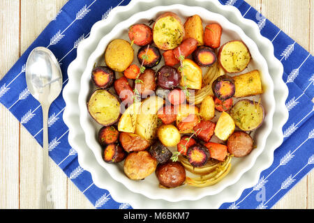 Arrosto sani ortaggi a radice da sovraccarico in formato orizzontale e tiro in presenza di luce naturale. Foto Stock