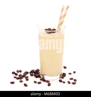 Caffè, frullato di banane in un bicchiere alto con i chicchi di caffè. Vista laterale, isolato su bianco. Foto Stock