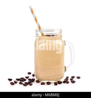 Caffè, frullato di banane in un mason jar con i chicchi di caffè. Vista laterale, isolato su bianco. Foto Stock