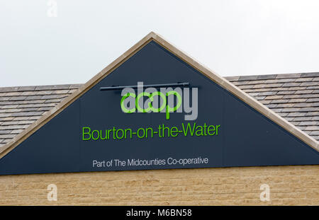 Co-op supermercato, Bourton-sul-l'acqua, Gloucestershire, England, Regno Unito Foto Stock