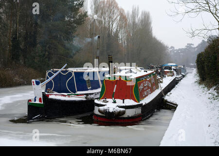Narrowboats ormeggiato sul Grand Union Canal in inverno, Warwick, Warwickshire, Regno Unito Foto Stock