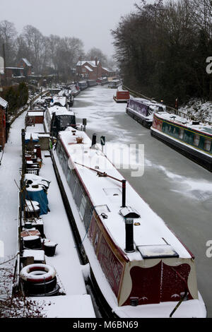 Il braccio Saltisford del Grand Union Canal in inverno, Warwick, Warwickshire, Regno Unito Foto Stock