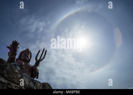 La scultura del mare-dio Poseidone tenendo un Trident, creato dall'artista Tom Newstead, e un sole ghiaccio alo, Seaton Sluice, Northumberland, Inghilterra Foto Stock