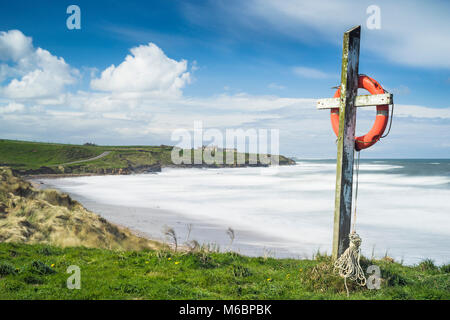 Salvagente anello sulla costa a Cocklawburn spiaggia vicino Scremerston, Northumberland, Inghilterra Foto Stock