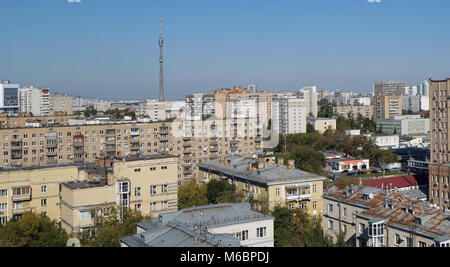 La RUSSIA ,Mosca- Settembre 23, 2017: Sconosciuto rusty tetti della zona residenziale centrale della capitale russa. In background - il più alto televi Foto Stock