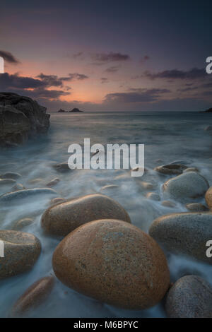 Massi su Nanven Porth Beach guardando verso il Brisons al tramonto Cot Valley vicino a St appena Cornovaglia Foto Stock