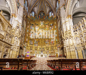 TOLEDO, Spagna - 17 Marzo 2015: l'altare principale all'interno della Cattedrale di Santa Maria a Toledo, un cattolico romano del XIII secolo alta cattedrale gotica e un Sito Patrimonio Mondiale dell'UNESCO. Foto Stock