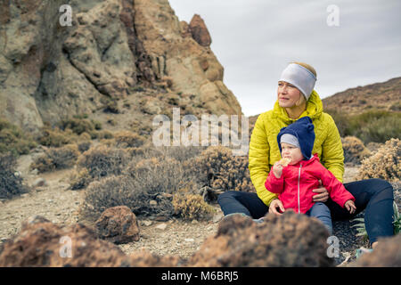 Felice madre con bambino in viaggio in montagna. Escursionismo e campeggio avventura con bambino in autunno viaggio di famiglia. Vacanze Viaggio con bambino, abbiamo Foto Stock