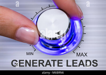 Close-up di mano di una persona gira a generare lead Concept Foto Stock