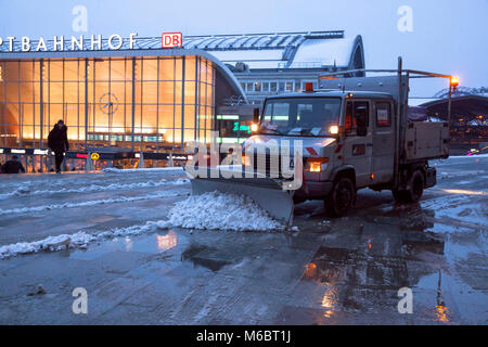 Germania, Colonia, gritter camion dei rifiuti Colonia società di gestione AWB presso la cattedrale e la stazione principale, neve in inverno. Deutschland, Koeln, Raeumfa Foto Stock