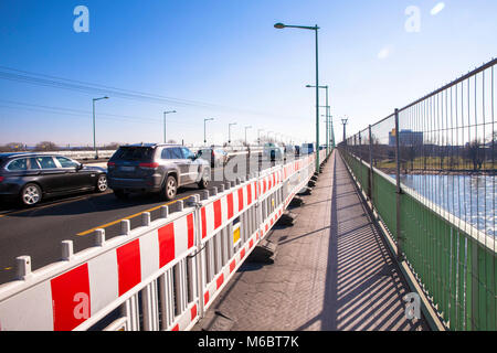 Le barriere stradali a una costruzione di strade zona sullo Zoo ponte che attraversa il fiume Reno a Colonia, Germania. Baustellenabsperrung auf der Zoobruecke ueber d Foto Stock