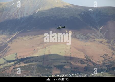 Il Grande Nord Air Ambulance elicottero medico battenti in aiuto di un passeggiatore bloccato su Cat campane montagna vicino a Keswick nel Lake District inglese. Foto Stock