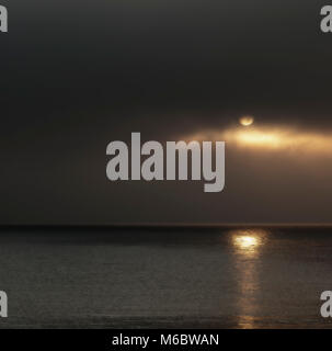 Riflessi di Luna sul mare in Inghilterra Foto Stock