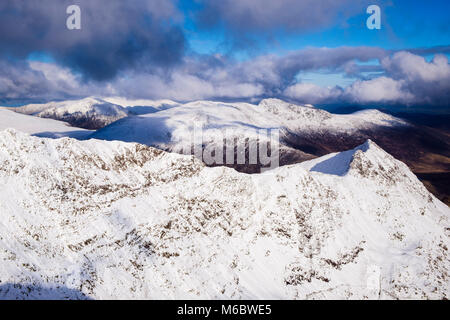 Vista del Presepe Goch ridge e il Presepe Ddysgl Y in Snowdon horseshoe da Snowdon vertice con Glyderau al di là in inverno la neve in Snowdonia Wales UK Foto Stock