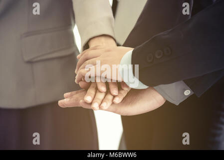 Business multi-etnico partners lavoro di squadra, unire insieme a mano, concetto di sinergia Foto Stock