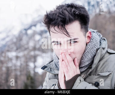 Giovane uomo che pongono in telecamera in nevi Foto Stock