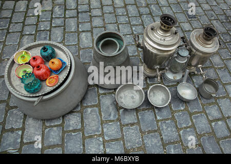 Icheri Sheher Città Vecchia di Baku. Strada turistica con negozio di souvenir per vendita, Baku, Azerbaijan Foto Stock