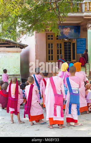 I bambini guardano la televisione durante una pausa a Aung Myae Oo monastica educazione Libera Scuola, Sagaing, Mandalay Myanmar (Birmania), l'Asia in febbraio Foto Stock