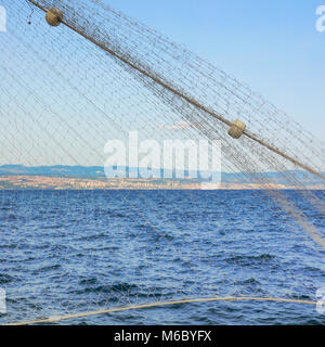 Adriatico croato presso la costa di Rijeka con rete da pesca in primo piano Foto Stock