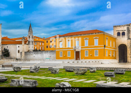 Vista panoramica a punti di riferimento colorato nella città vecchia ZADAR, provincia romana in Croazia, Dalmazia regione. Foto Stock