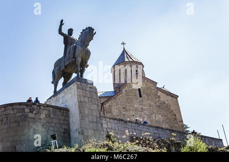 Monumento a Tsar Vakhtang Gorgasal vicino alla antica fortezza del XIII secolo a Tbilisi, Georgia. Aprile 17, 2015 Foto Stock