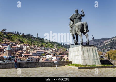 Monumento a Tsar Vakhtang Gorgasal vicino alla antica fortezza del XIII secolo a Tbilisi, Georgia. Aprile 17, 2015. Vista sul fiume Foto Stock