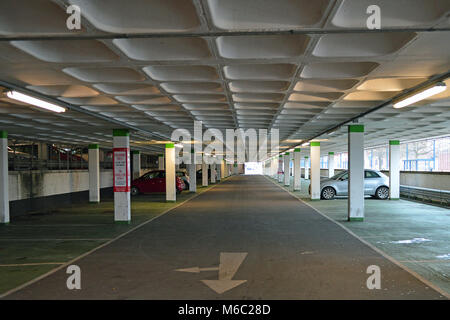 Vuoto parcheggio multipiano dell'hotel a Swansea, Galles Foto Stock