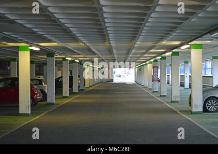 Vuoto parcheggio multipiano dell'hotel a Swansea, Galles Foto Stock
