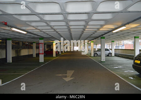Vuoto parcheggio multipiano dell'hotel a Swansea, Galles Foto Stock