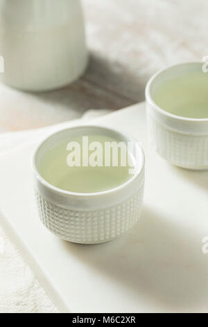 Bevande sake Giapponese di vino di riso in un vetro ceramica Foto Stock