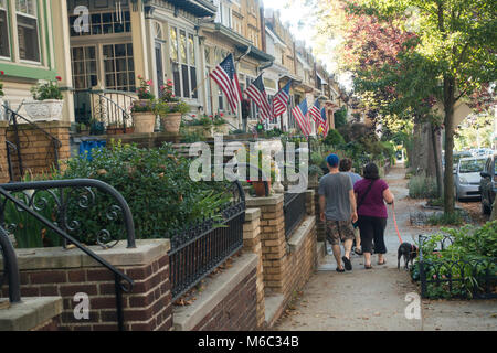 Paio di camminare per strada in Windsor Terrace Brooklyn Foto Stock