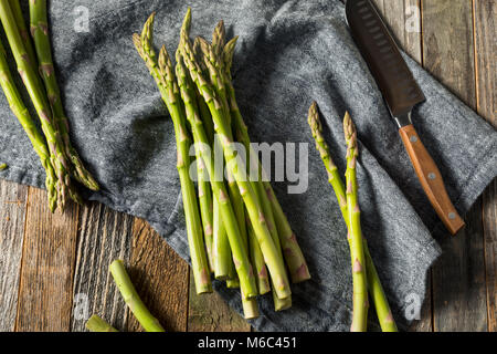 Un sano verde biologico gambi di asparagi pronti per cucinare Foto Stock