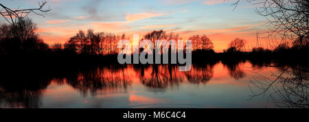 Estate tramonto su un Fenland Drain; vicino a Ely città; Cambridgeshire; Inghilterra; Gran Bretagna; Regno Unito Foto Stock