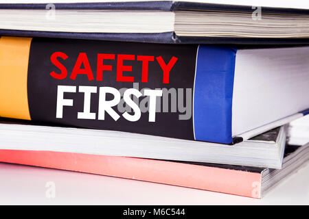 La scrittura a mano didascalia di testo di ispirazione che mostra la sicurezza prima di tutto. Il concetto di business per la sicurezza di avvertimento scritto sul libro bianco. Foto Stock