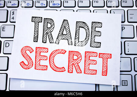 Il testo scritto a mano la didascalia che mostra il segreto commerciale. Il concetto di Business iscritto per la protezione dei dati scritti su una nota adesiva carta bianca su sfondo della tastiera. Foto Stock