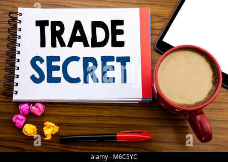 Il testo scritto a mano che mostra il segreto commerciale. Il concetto di Business la scrittura di protezione dei dati scritti su notepad carta, vecchio nero lo sfondo di legno in vista per ufficio w Foto Stock