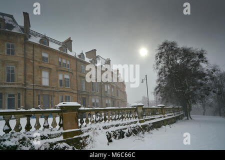 Il Park Terrace Glasgow con Sun che lottano per tagliare attraverso la nevicata Foto Stock