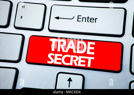 Annuncio della scrittura testo che mostra il segreto commerciale. Il concetto di business per la protezione dei dati scritti sul tasto rosso la tastiera dello sfondo. Foto Stock