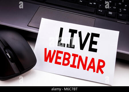 Mano concettuale di scrittura di testo Didascalia ispirazione mostra Live Webinar. Il concetto di business per il Business Web E-learning scritto su una nota adesiva carta su bl Foto Stock