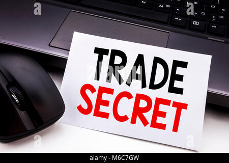 Mano concettuale di scrittura di testo Didascalia ispirazione che mostra il segreto commerciale. Il concetto di business per la protezione dei dati scritti su una nota adesiva carta su black keyb Foto Stock