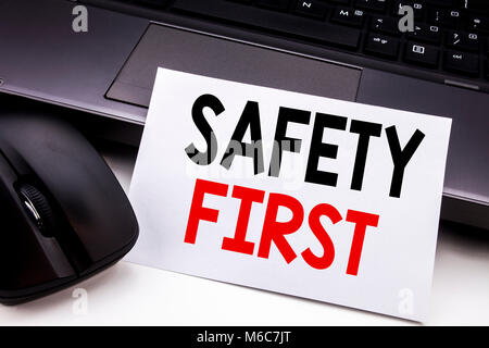 Mano concettuale di scrittura di testo Didascalia ispirazione che mostra la sicurezza prima di tutto. Il concetto di business per la sicurezza avvertenza scritta sulla nota adesiva carta su keyboar nero Foto Stock